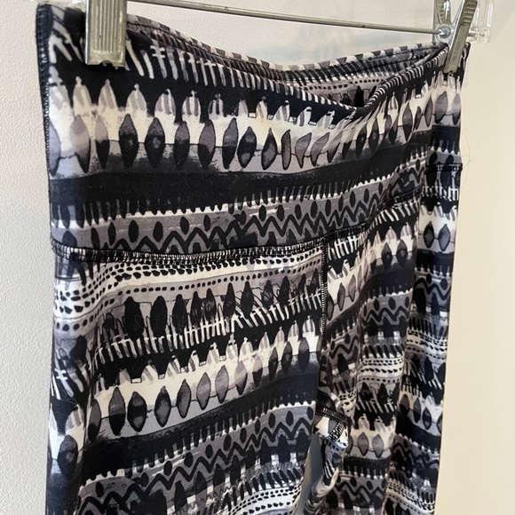 Black White Gray Workout Leggings with Pocket - Picture 5 of 7